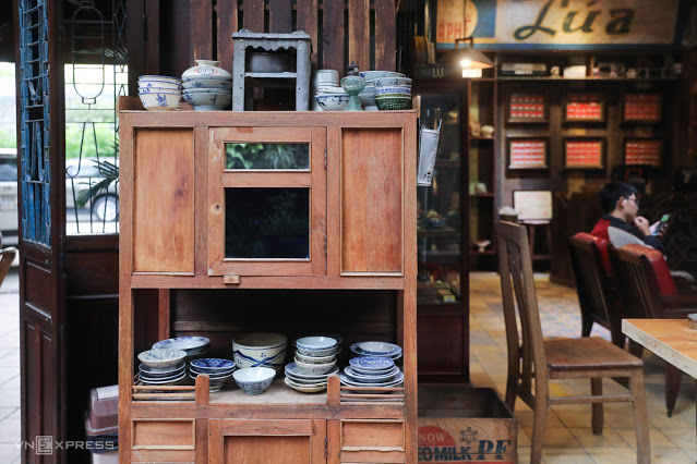 Деревянные полочки для посуды, еды... часто помещаются в углу сайгонской кухни. На них выставлены известные посуды из керамики Лай Тьеу, Бьен Хоа, выпущенных с 1960-х годов.
