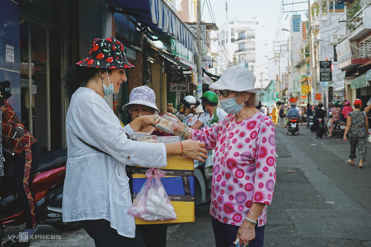 Ирина Хмыльникова (слева) продает пирожные на рынке Тан Динь в Сайгоне. Фото: VnExpress/Bao Ngan.