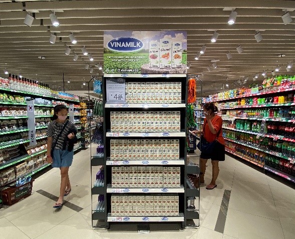 Продукция Vinamilk на витрине супермаркета в Сингапуре.