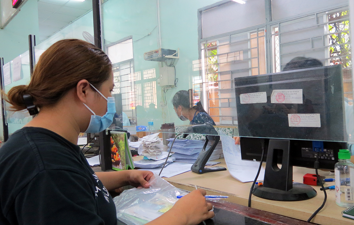 Ву Тхань Ха подает документы на получение пособия по безработице в Центр обслуживания рабочих мест города Хошимин. Фото: VnExpress/Le Tuyet.