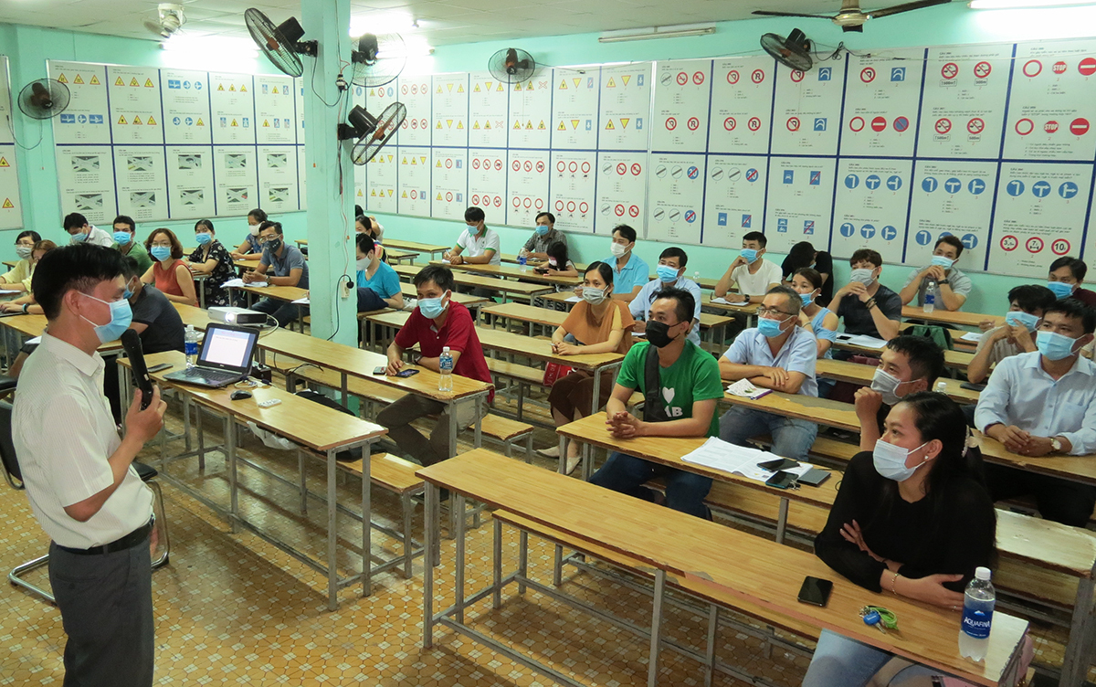 Студенты, включая уволенных работников, посещают курсы профессиональной подготовки в Центре обслуживания рабочих мест города Хошимин. Фото: VnExpress/Le Tuyet.