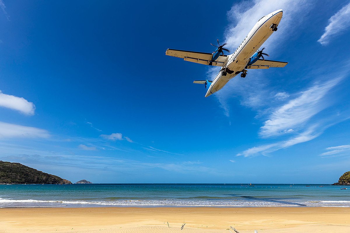 Самолет пролетает недалеко от пляжа Дам Чау. Фото: Shutterstock/Tran Chi Thinh.