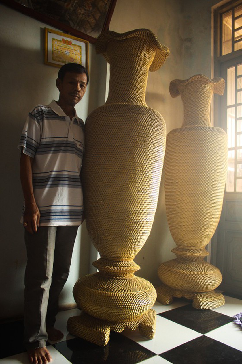 Г-н Зыонг и ваза (Фото: SGGP)