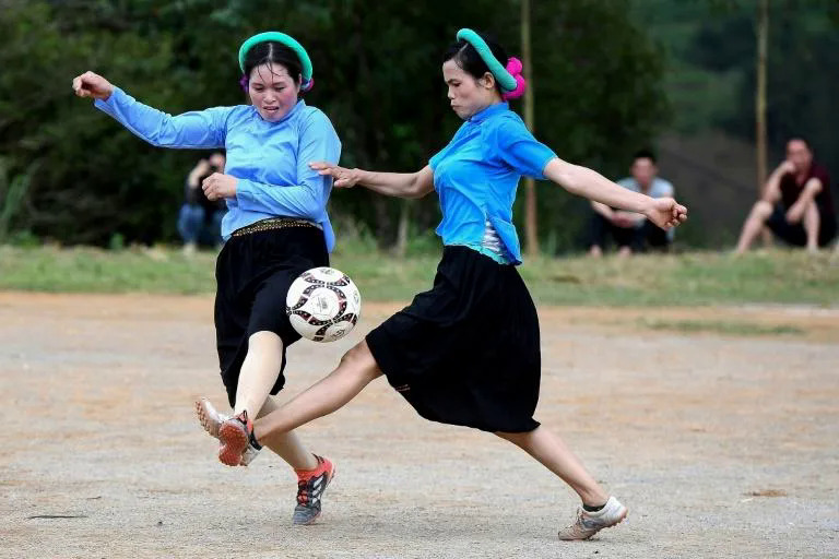 Этнические женщины Сан-Чи, одетые в традиционные костюмы, играют товарищеский футбольный матч в рамках празднования фестиваля Сун-Ко в провинции Куанг-Нинь на севере Вьетнама. Фото AFP.
