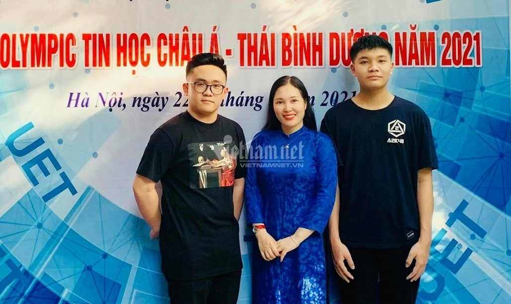 Преподаватель Као Тхи Лан Тхань (в центре) и два ее ученика Чыонг Ван Куок Бао (слева) и Нгуен Хоанг Ву