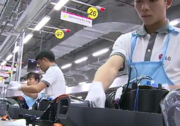 Сотрудники работают на заводе LG Electronics в Хайфоне.