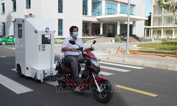 Устройство имеет колеса, поэтому люди могут легко перемещать его с помощью электрического скутера или просто тянуть за собой. (Фото: VNA)