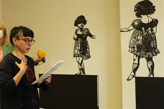Немецкая художница Франка Бартоломай выступает на пресс-конференции