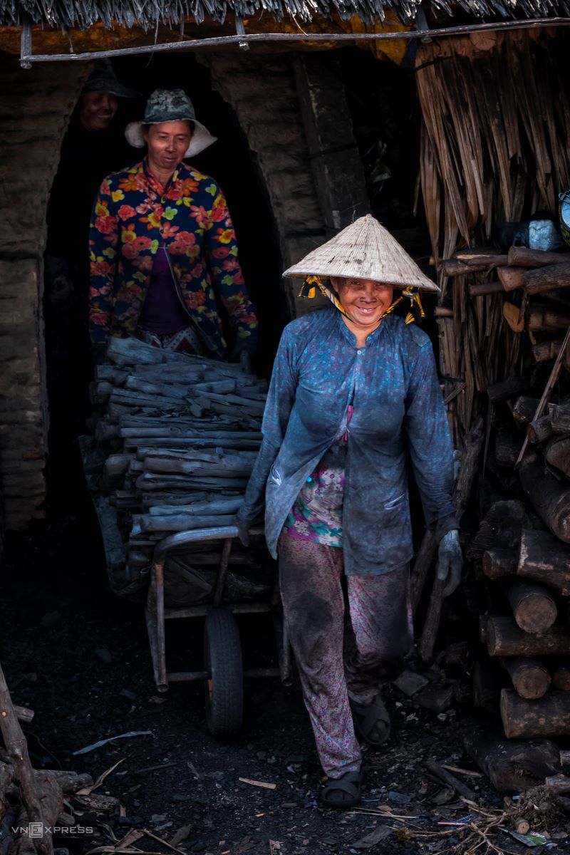 На этой фотографии изображена жизнь в деревне, где сжигают уголь, в коммуне Тан Тхань города Нга Бэй. Профессия сжигания угля существует здесь уже более 40 лет.