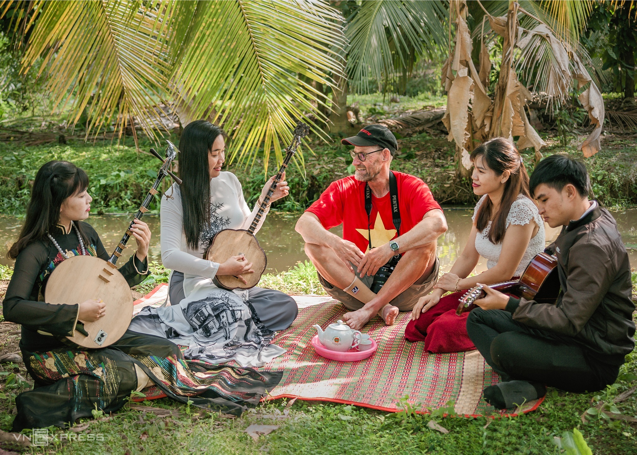 Туристы могут насладиться don ca tai tu (южной народной музыкой), уникальным обычаем дельты Меконга, редко встречающимся в других частях Вьетнама.