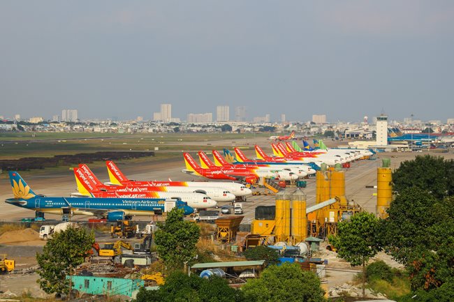 Самолеты припаркованы в местном аэропорту. АО 