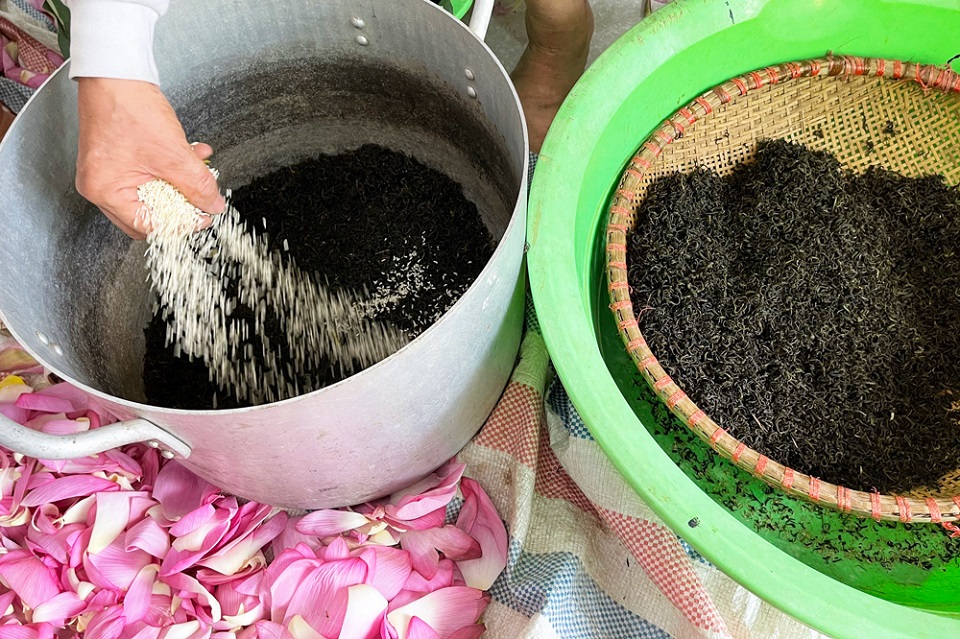 Процесс ароматизации лотосового чая также очень тщательный, его выполняет только Сием. Фото: Тхой Нгуен