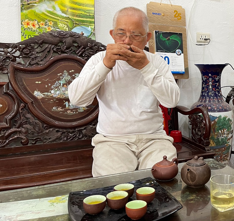 Приготовление чая из лотоса - это целое искусство, как и способ его употребления. Сием пробует чай из лотоса, который приготовил сам. Фото: Тхой Нгуен