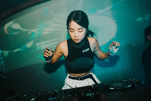 DJ Mie играет музыку в ночном клубе в Хошимине, Вьетнам, на предоставленной фотографии.