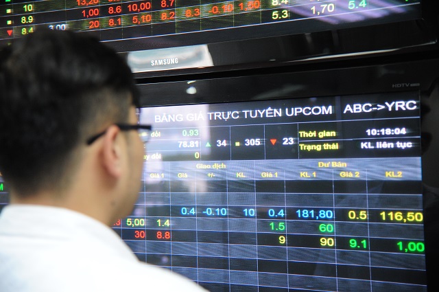 Инвестор на фондовой бирже в Ханое. Фото: Конг Хунг