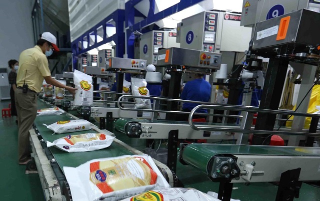 Упаковка риса для экспорта в высокотехнологичной сельскохозяйственной компании Trung An. Фото: Ву Синь