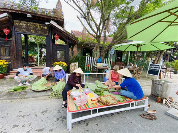 Местные рыбаки в общине Тан Тхань готовятся к проведению блошиного рынка в выходные дни. Община превращается в 