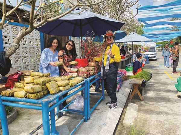 Посетители делают покупки на рынке выходного дня Тан Тхань. Это первый общественный туристический объект, который был создан предприятиями и местными жителями. Фото: Нгуен Фам