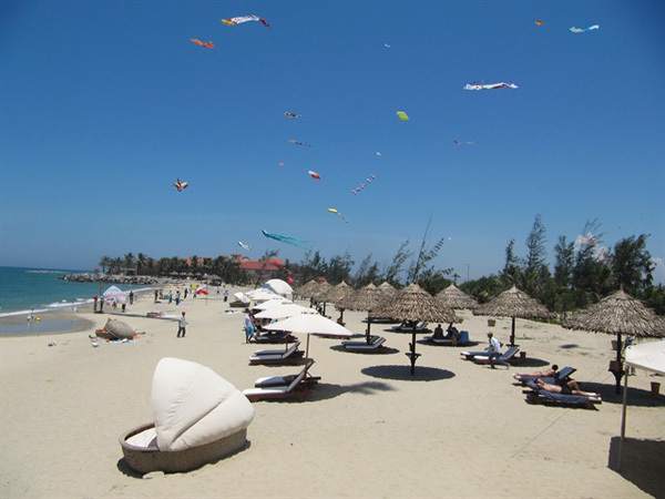 Пляжные развлечения создают захватывающий отдых для туристов, приезжающих на пляж Ан Банг. Хой Ан привлекает туристов своим уникальным образом жизни и культурой. Фото: Хоан Ви