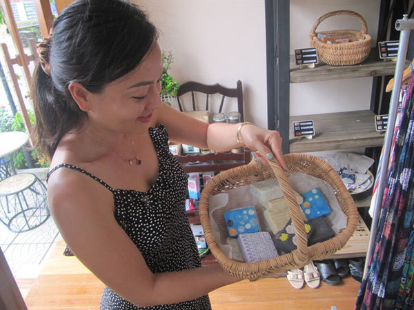Владелец магазина представляет органические и переработанные продукты на улице Nguyen Phan Vinh в деревне Тан Тхань в Хойане. Община начала продвигать переработку отходов в качестве устойчивого туристического аттракциона. Фото: Thuy Ha
