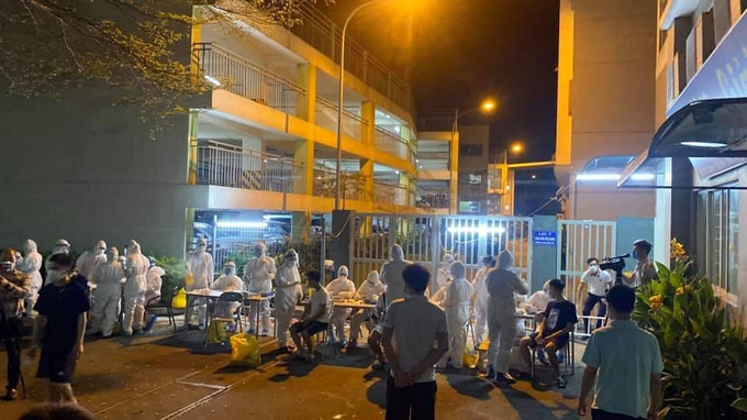 Медицинский персонал берет образцы у работников компании Canon Vietnam в провинции Бак Нинь для анализа на коронавирус в ночь на 11 мая 2021 года. Фото: VnExpress/Thanh Tung.