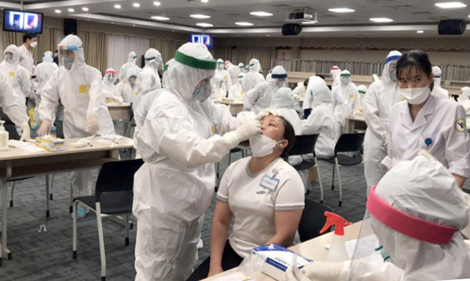 Медики берут образцы у работников компании Samsung в провинции Бак Нинь для анализа на коронавирус в ночь на 11 мая 2021 года. Фото предоставлено газетой Бак Нинь.