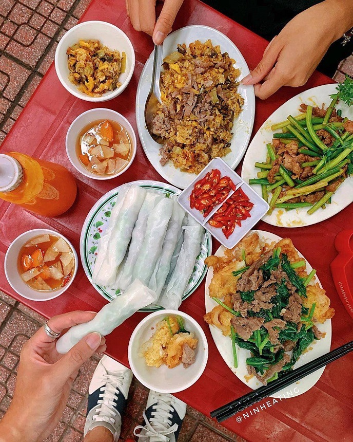 Чинь предлагал Фо с 1981 года. Однако с 2000 года в меню его закусочной был добавлен фо куон. Фото: NinhEating