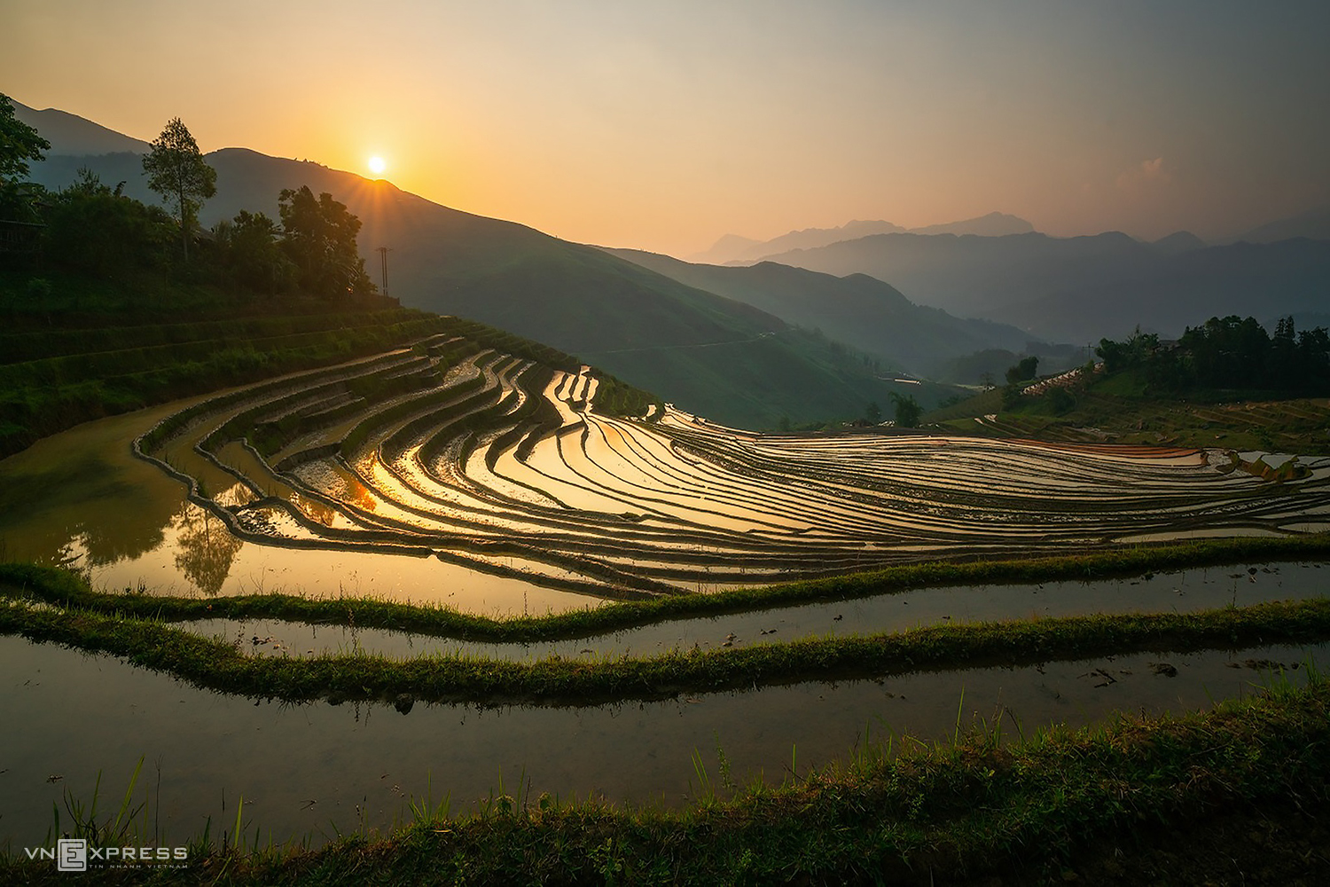 Рассвет освещает террасированное рисовое поле в сезон дождей в Санг Ма Сао, коммуне в западной части района Бат Сат.