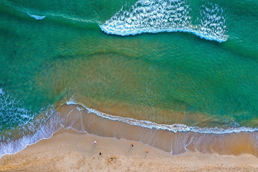 Пляж My Khe славится своими белыми песчаными берегами, мягкими волнами и кристально голубым морем. Фото: Tran Le Lam – VNA