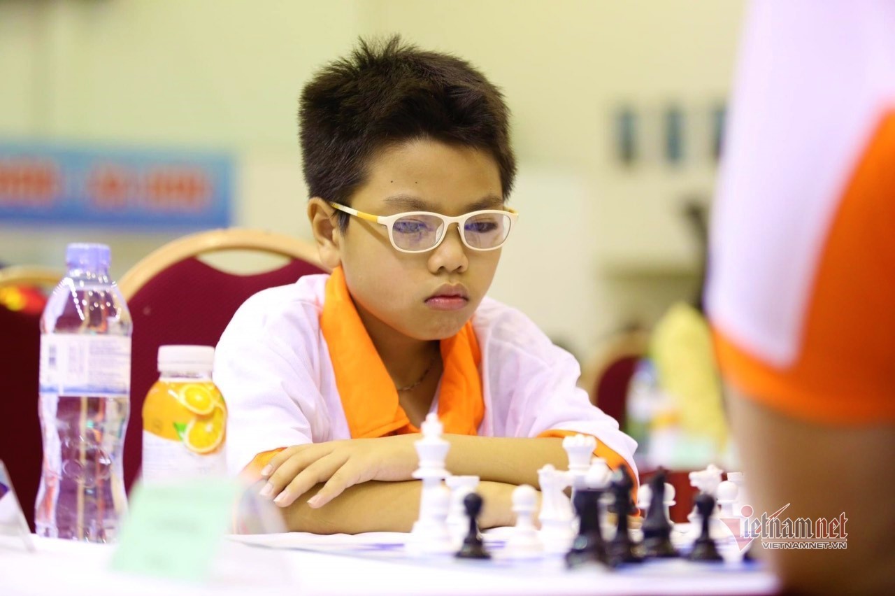 Дау Хыонг Зуй из района Ха Донг, Ханой, получает звание национального мастера в возрасте 9 лет.