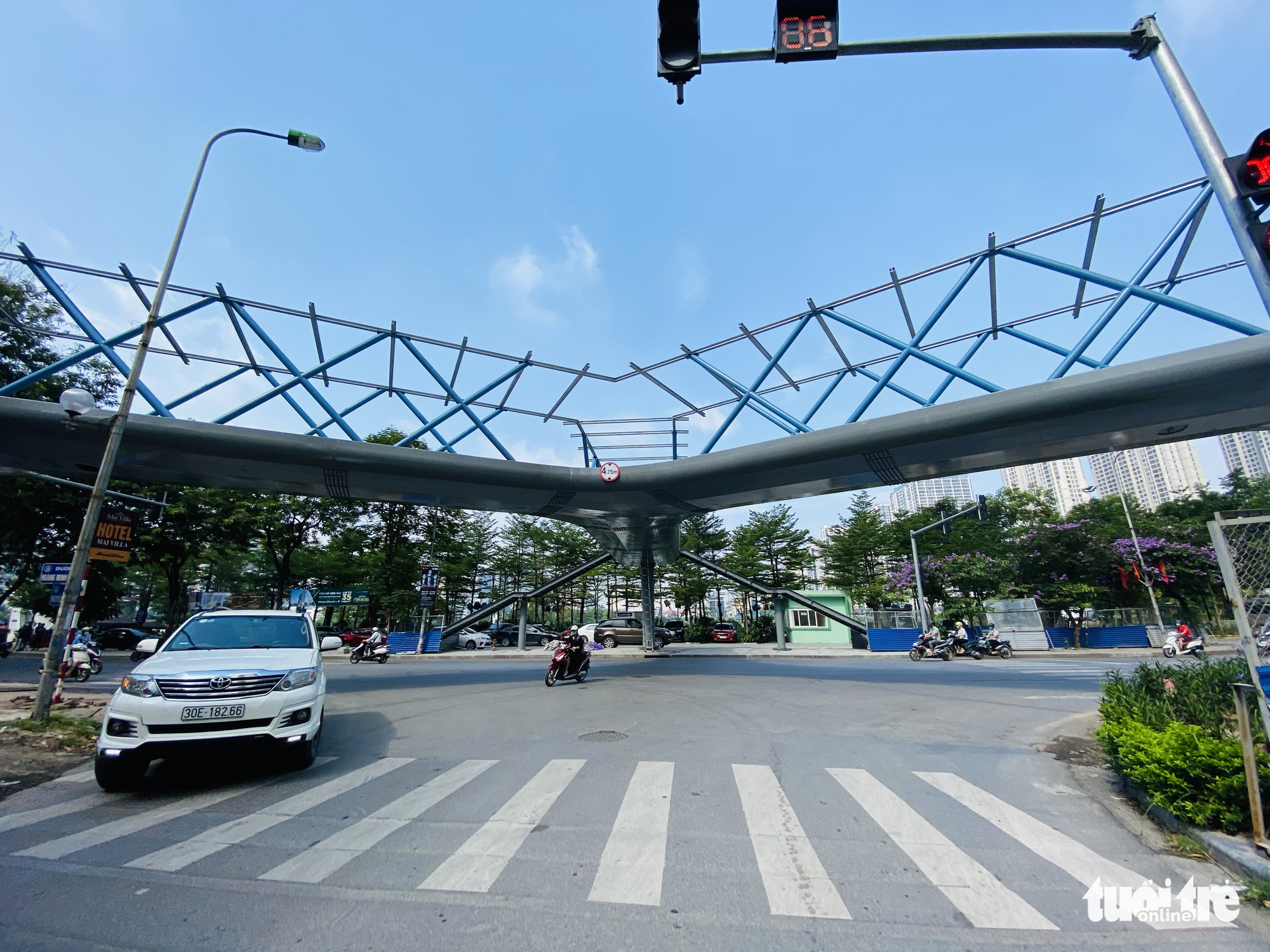 Транспортные средства курсируют по новому трехполосному пешеходному мосту в районе Тхань Суан, Ханой. Фото: Quang The / Tien Phong
