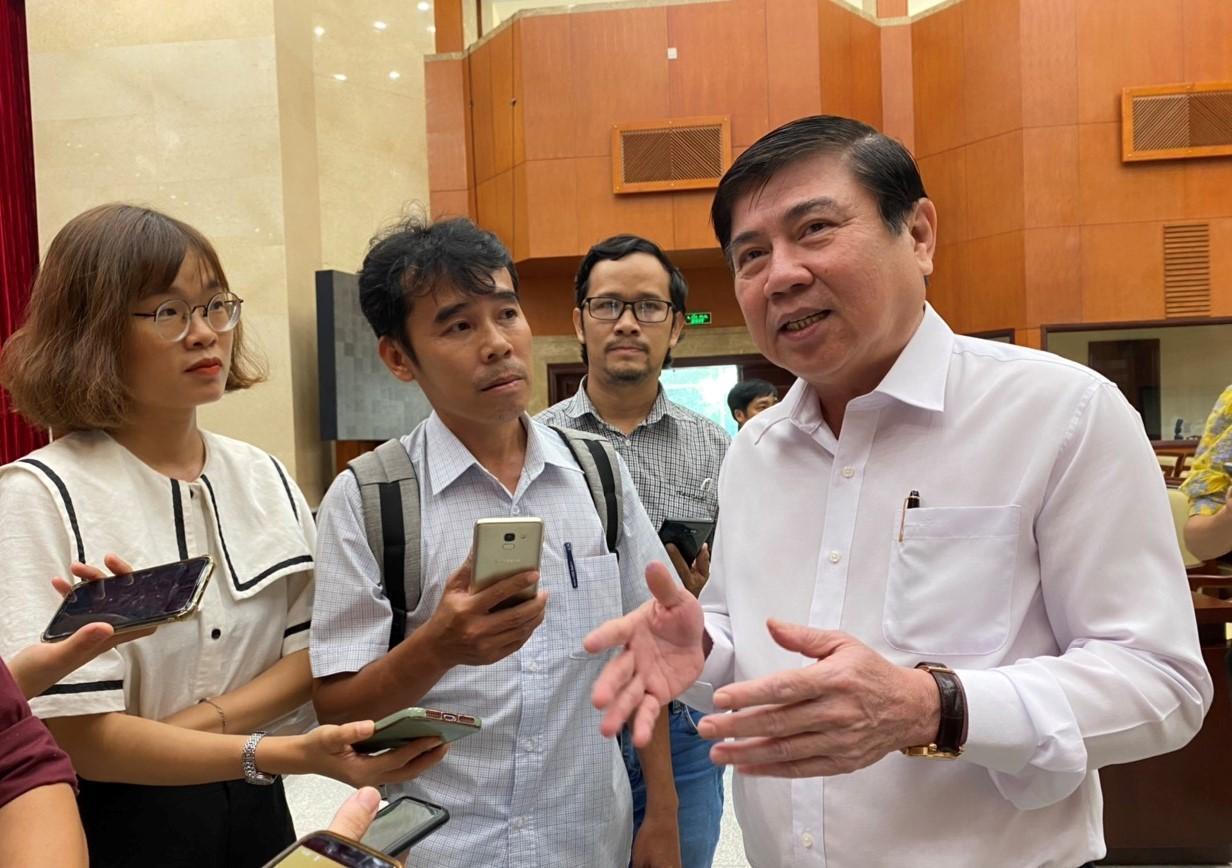 Председатель Народного комитета города Хошимин Нгуен Тхань Фонг обсудил с представителями СМИ программу цифровой трансформации города.