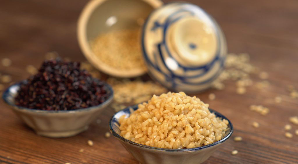 Для приготовления «рыоунэп» используется коричневый или черный клейкий рис. Фото: kinhtedothi.vn