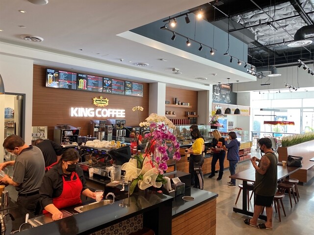 Первый магазин вьетнамской компании TNI King Coffee был открыт в Калифорнии, США. В этом году компания планирует открыть ещё 20 магазинов в США. 