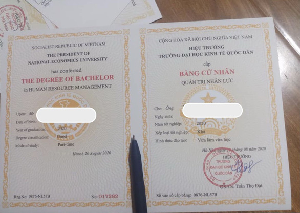 Поддельный диплом, рекламируемый поставщиком услуг подделки в социальных сетях во Вьетнаме.