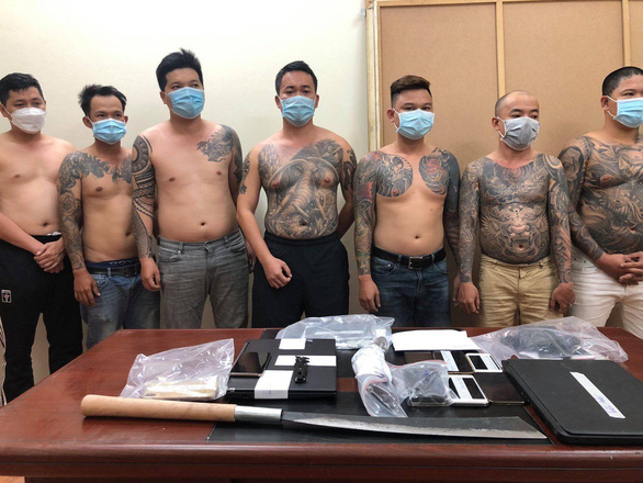 На этой фотографии изображены несколько членов банды футбольных ставок, арестованных полицией 13 июня 2021 года.