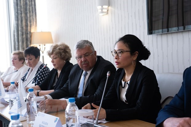 Временный поверенный в делах Вьетнама в России Нгуен Куинь Май выступает на семинаре. (Фото: Хонг Куан/ВИА)