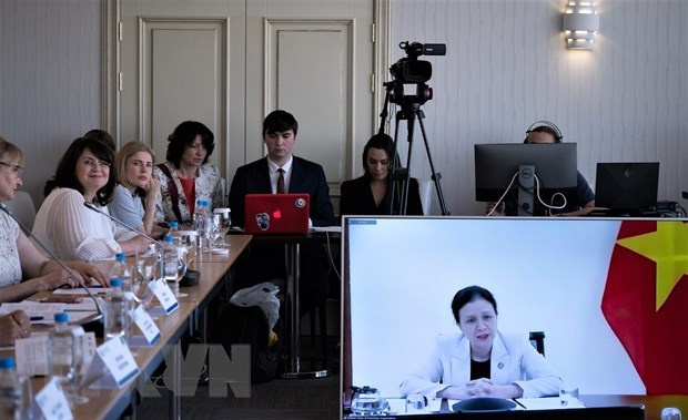 Председатель Вьетнамского союза ассоциаций дружбы Нгуен Фыонг Нга приняла участие на семинаре их Ханоя в режиме онлайн. (Фото: Хонг Куан/ВИА)