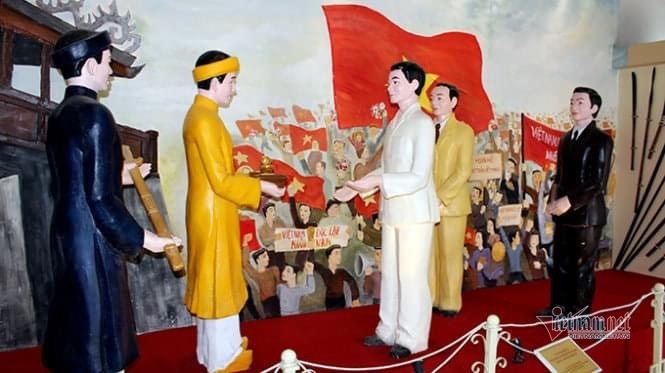 Воспроизведенная церемония отречения от престола короля Бао Дая. Фото: Музей Хо Ши Мина в провинции Тхыа Тхиен Хюэ