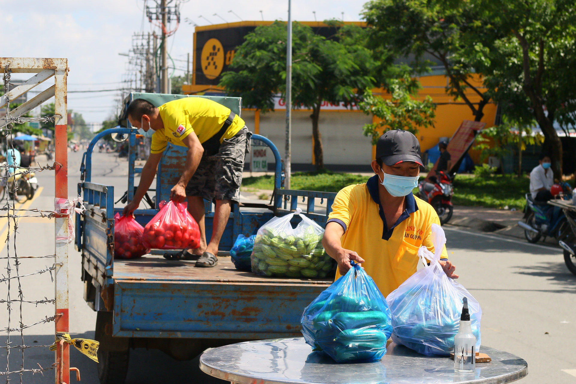 Овощи доставляются в закрытую зону в районе Бинь Тан, Хошимин, 20 июня 2021 года. Фото: Chau Tuan / Tuoi Tre