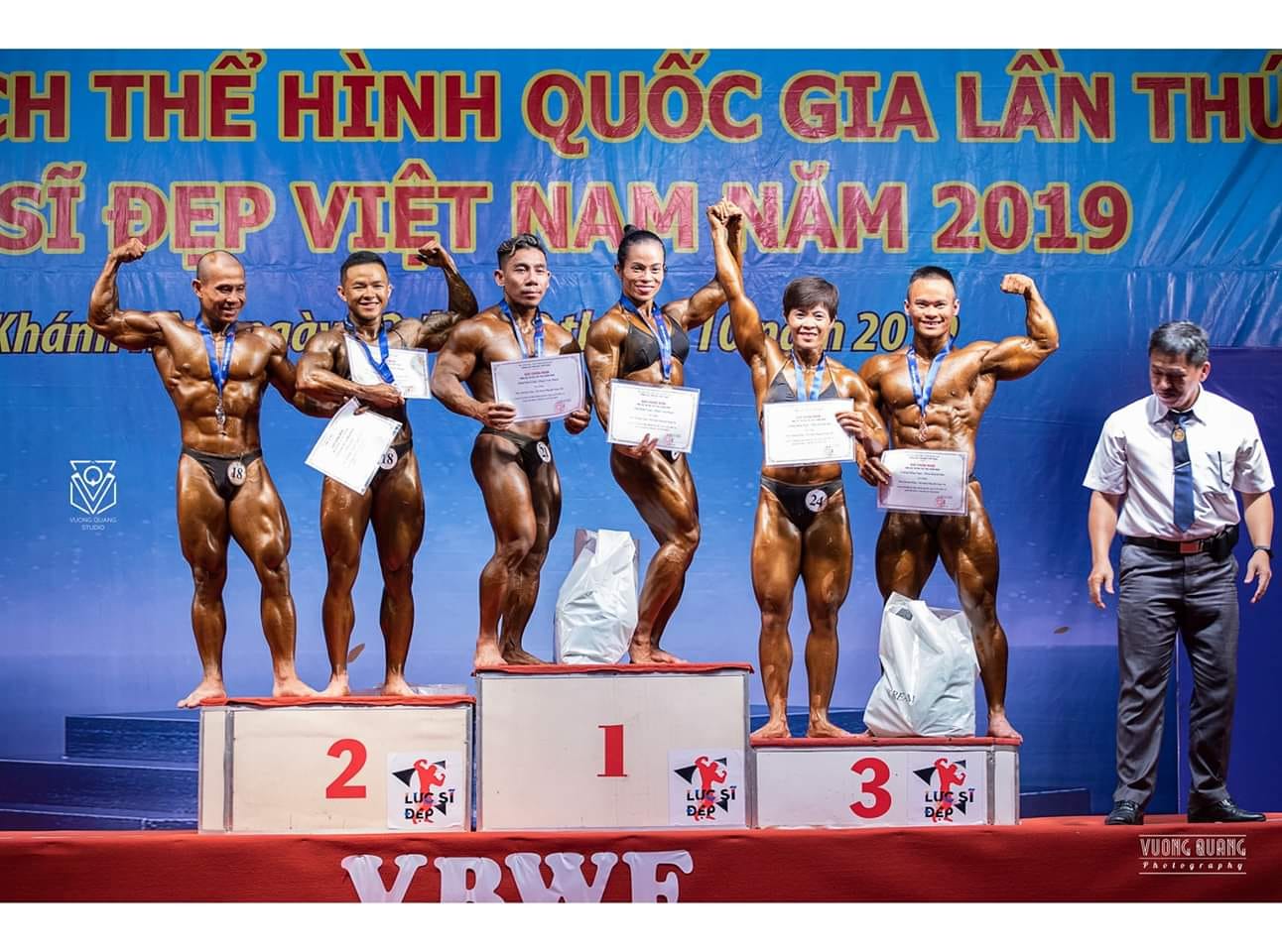 Динь Ким Лоан завоевала золотую медаль на национальном чемпионате по бодибилдингу 2019 года. 