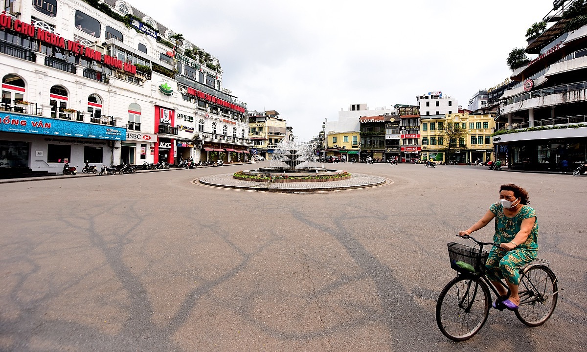 Площадь Dong Kinh Nghia Thuc в Ханое на фоне вспышки Ковид-19 в марте 2020 года. Фото: VnExpress/Giang Huy.