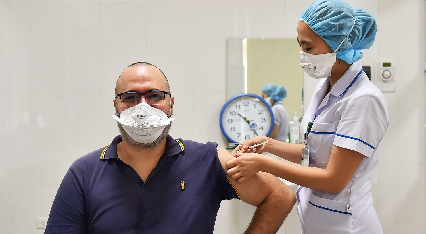 Иностранному дипломатическому представителю делают уколы Covid-19 в Центральной больнице лёгких (Фото: Министерство здравоохранения)