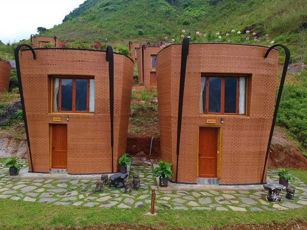 Quay Tau (дом в форме пращи у этнического народа Х'монг) на курорте H'Mong Village. (Фото: VNA)