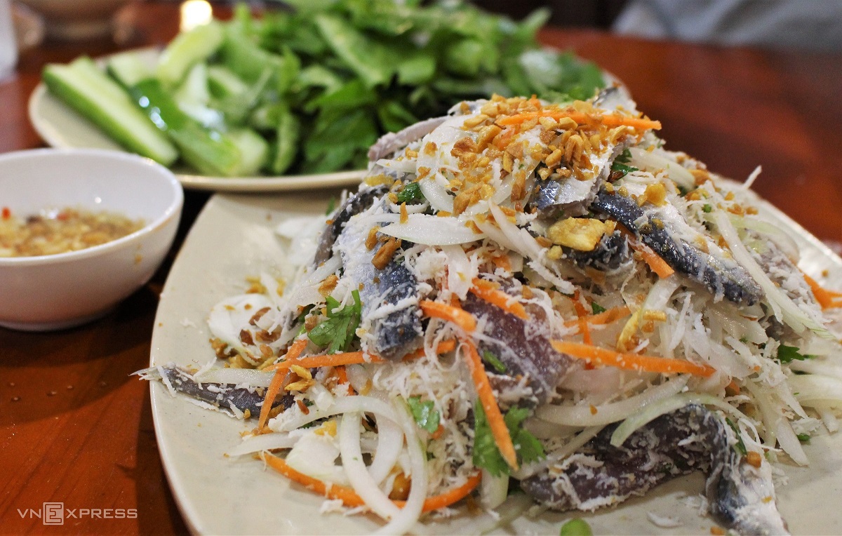 Тарелка салата из свежей сельди на три персоны стоит от 120 000 донгов (5 долларов). Он подается с зеленью, ломтиками огурца, рисовой бумагой и соусом для макания. Фото: VnExpress/Huynh Nhi.