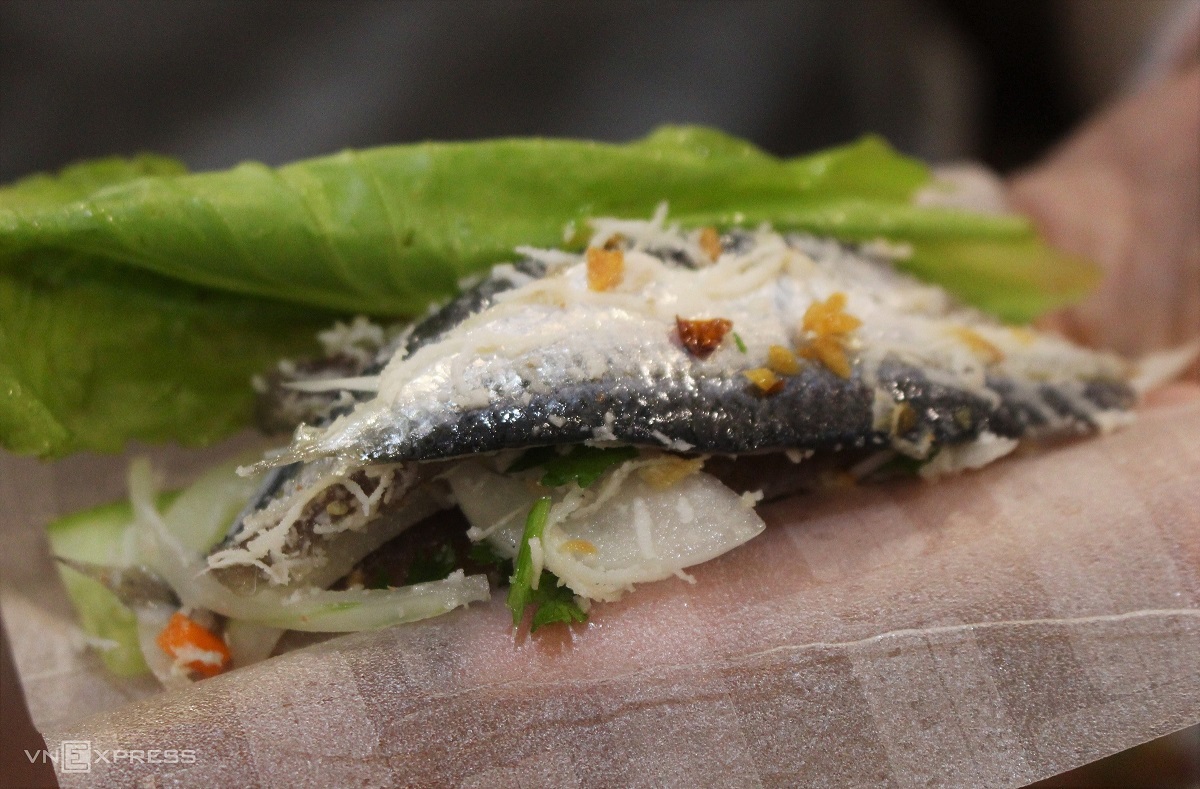 Для приготовления салата используется сельдь умеренного размера и с кожей. Фото: VnExpress/Huynh Nhi.