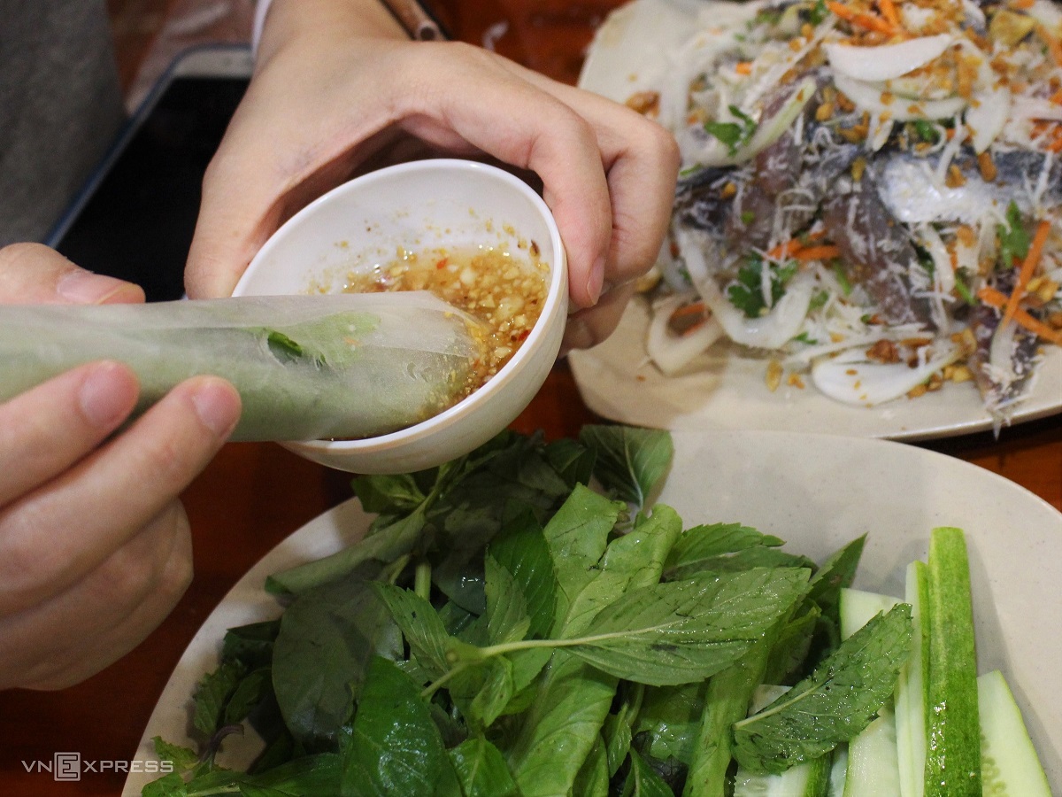 Соус для макания готовится из рубленого чеснока, чили, жареного арахиса, рыбного соуса Phu Quoc, сахара и лимонного сока. Фото: VnExpress/Huynh Nhi.