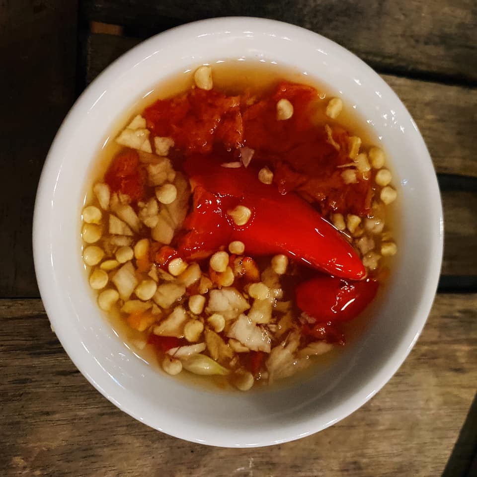 Крошечная чаша с рыбным соусом является неотъемлемой частью многих вьетнамских блюд. Фото: Тхань Ха