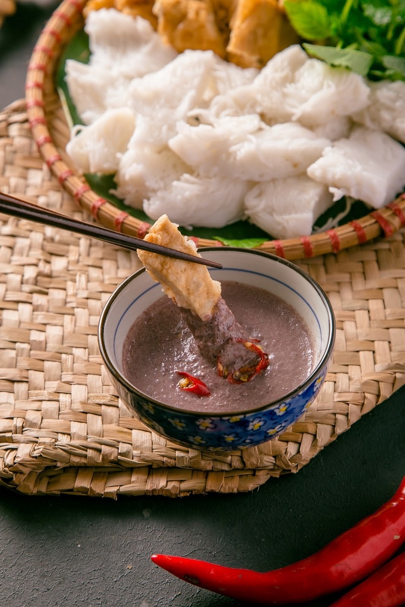 Креветочный соус является важной частью фирменного блюда Ханоя: Bun dau mam tom (Жареный тофу с вермишелью и креветочным соусом)