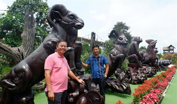Нги (справа) собрал более 3 000 м3 дрейфующей древесины. Фото: Phan Van Khanh